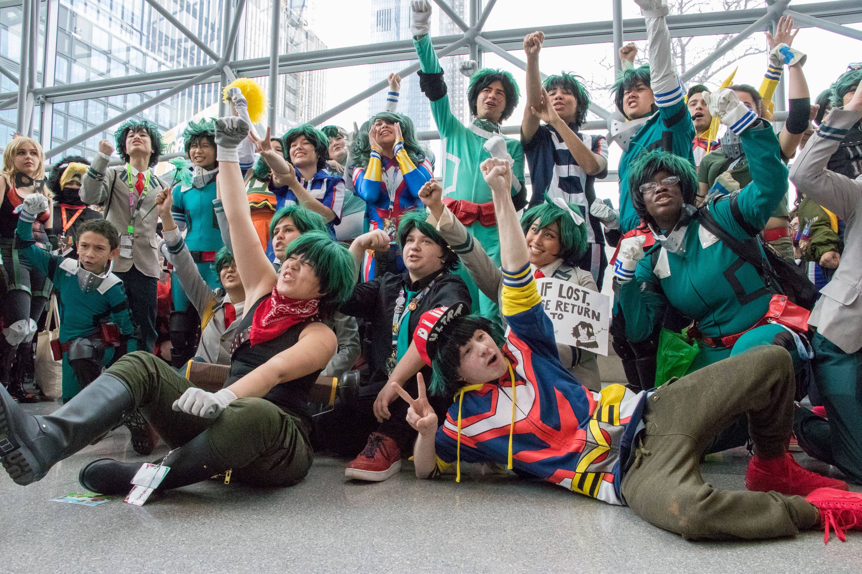 Cosplayerzy świętujący inicjatywę "Cool Japan" - promocja kultury Japonii, mangi i anime na świecie. Artykuł o strategii rządu japońskiego "Cool Japan" - polityka ekspansji kulturowej i wsparcia dla eksportu dóbr kulturowych Japonii (manga, anime, muzyka, tradycja, gastronomia) na świecie.