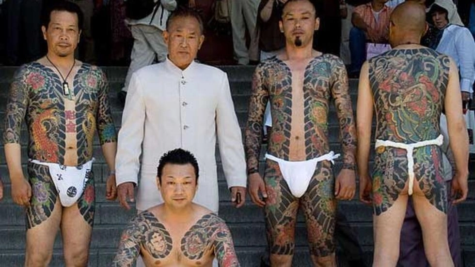 Pokaż tatuaży yakuzy na matsuri w Japonii. Esej o japońskiej, 400-letniej mafii: Yakuza. Co oznacza nazwa, jaka jest historia i współczesna działalność yakuzy w Japonii i na świecie.