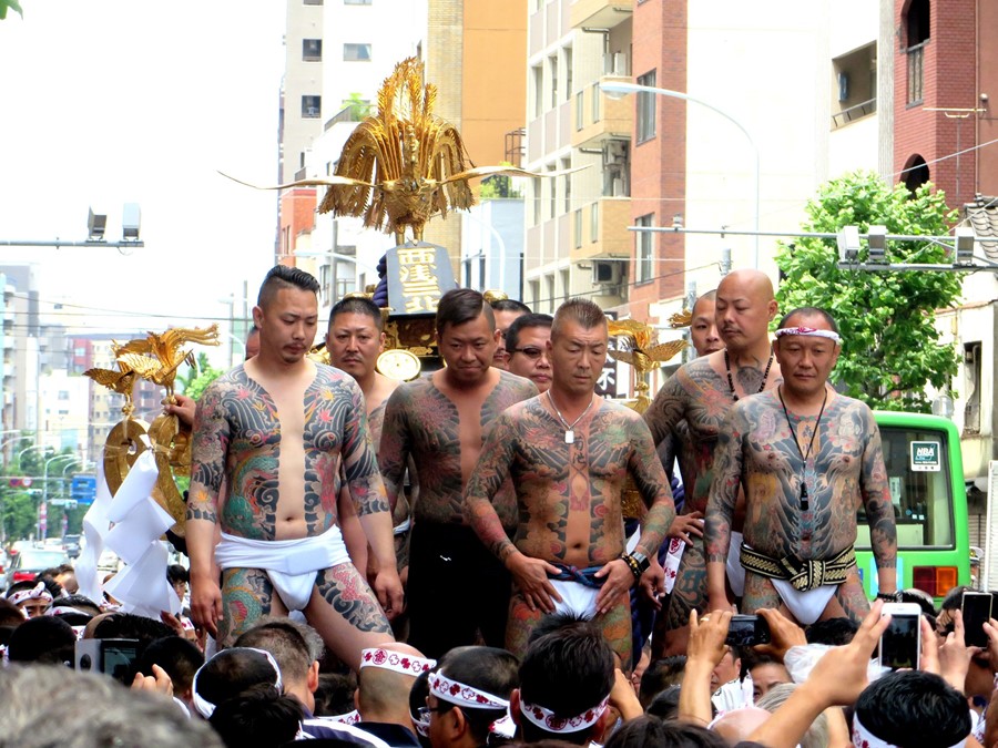 Członkowie yakuzy, tatuaże, pokaz na matsuri, Japonia. Esej o japońskiej, 400-letniej mafii: Yakuza. Co oznacza nazwa, jaka jest historia i współczesna działalność yakuzy w Japonii i na świecie.