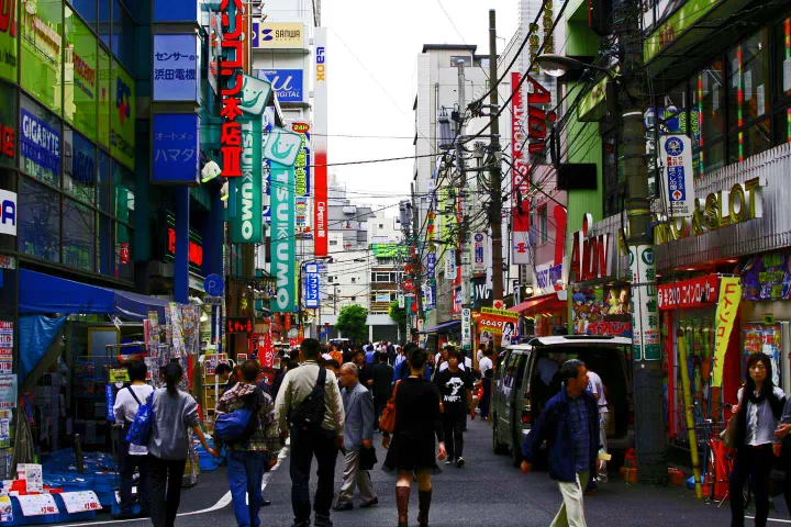 Zatłoczone uliczki Akihabary, Tokio - sklepy dla otaku. Artykuł o dzielnicy Akihabara w Tokio - stolicy japońskiem mangi i anime, retro gamingu, maid cafe - czyli stolicy świata otaku.