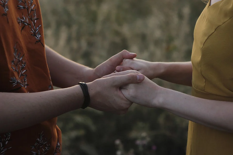 Kintsugi buduje lepsze relacje. Artykuł o filozofii kintsugi - japońska technika sklejania rozbitych naczyń złotem - technika psychoterapii oraz filozofia wabi sabi, Japonia.