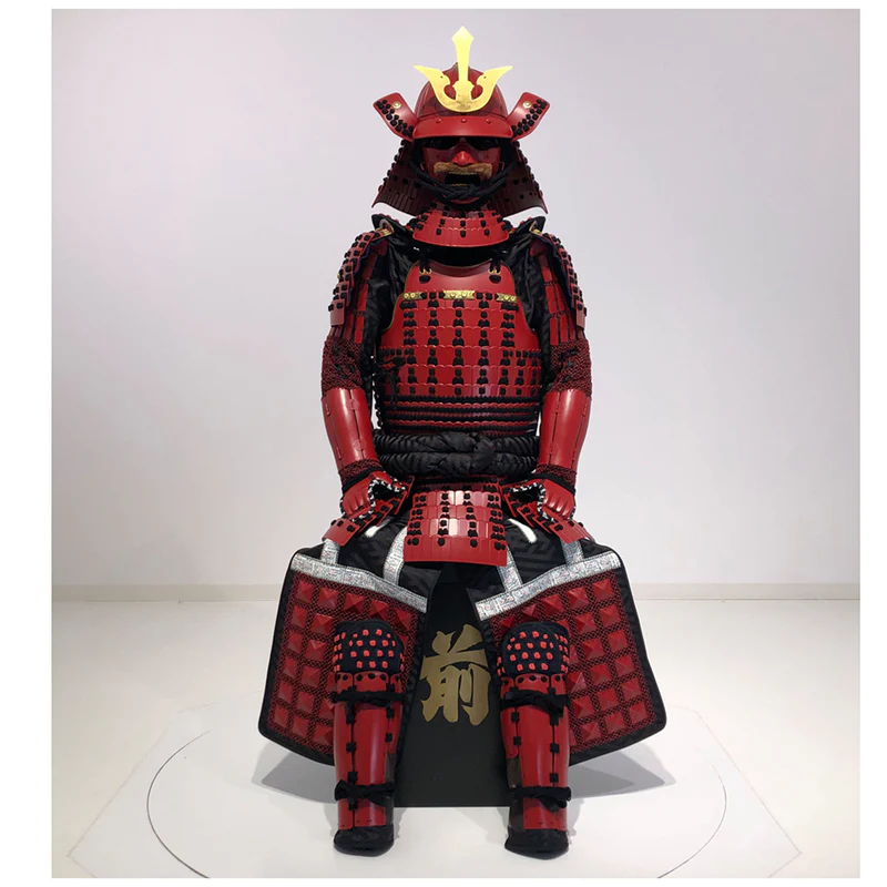 Czerwona zbroja samuraja- historia i kultura Japonii. Esej o zbroi samurajów średniowiecznej Japonii - budowa zbroi, funkcje elementów, znaczenie dla statusu samuraja. Historia od okresu Kamakura, przez Azuchi-Momoyama, aż po Edo i  Meiji.