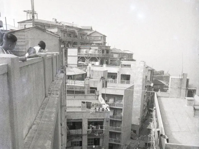 Życie na Hashjimie w dużej mierze rozgrywało się na dachach wieżowców, Japonia. Artykuł o japońskiej wyspie ghost town: Hishima (Gunkanjima). Japońskie wymarłe miasta. Hashima.