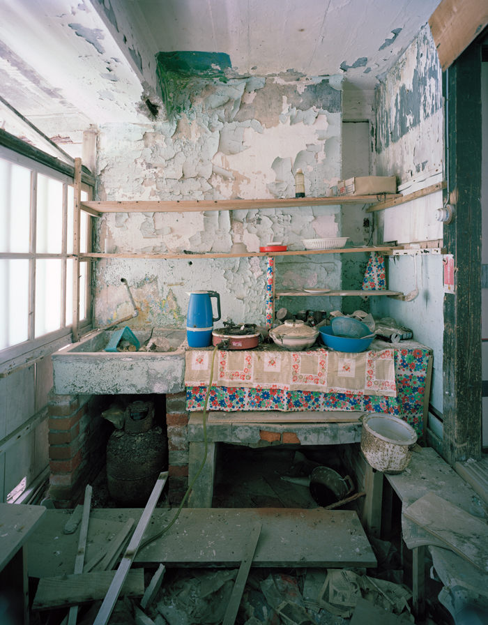 Opuszczone mieszkania w ghost town japońskim na Hashimie (Gunkanjima, Japonia) Artykuł o japońskiej wyspie ghost town: Hishima (Gunkanjima). Japońskie wymarłe miasta. Hashima.