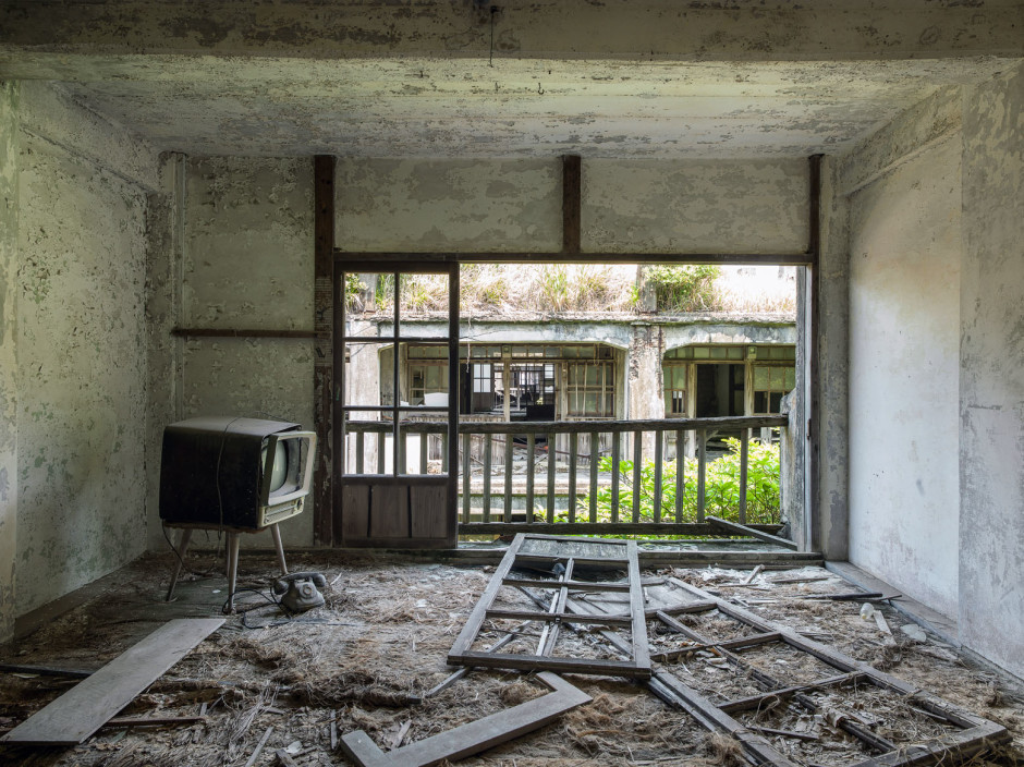 Opuszczone apartamenty na Hashimie (Gunkanjima, Japonia) Artykuł o japońskiej wyspie ghost town: Hishima (Gunkanjima). Japońskie wymarłe miasta. Hashima.