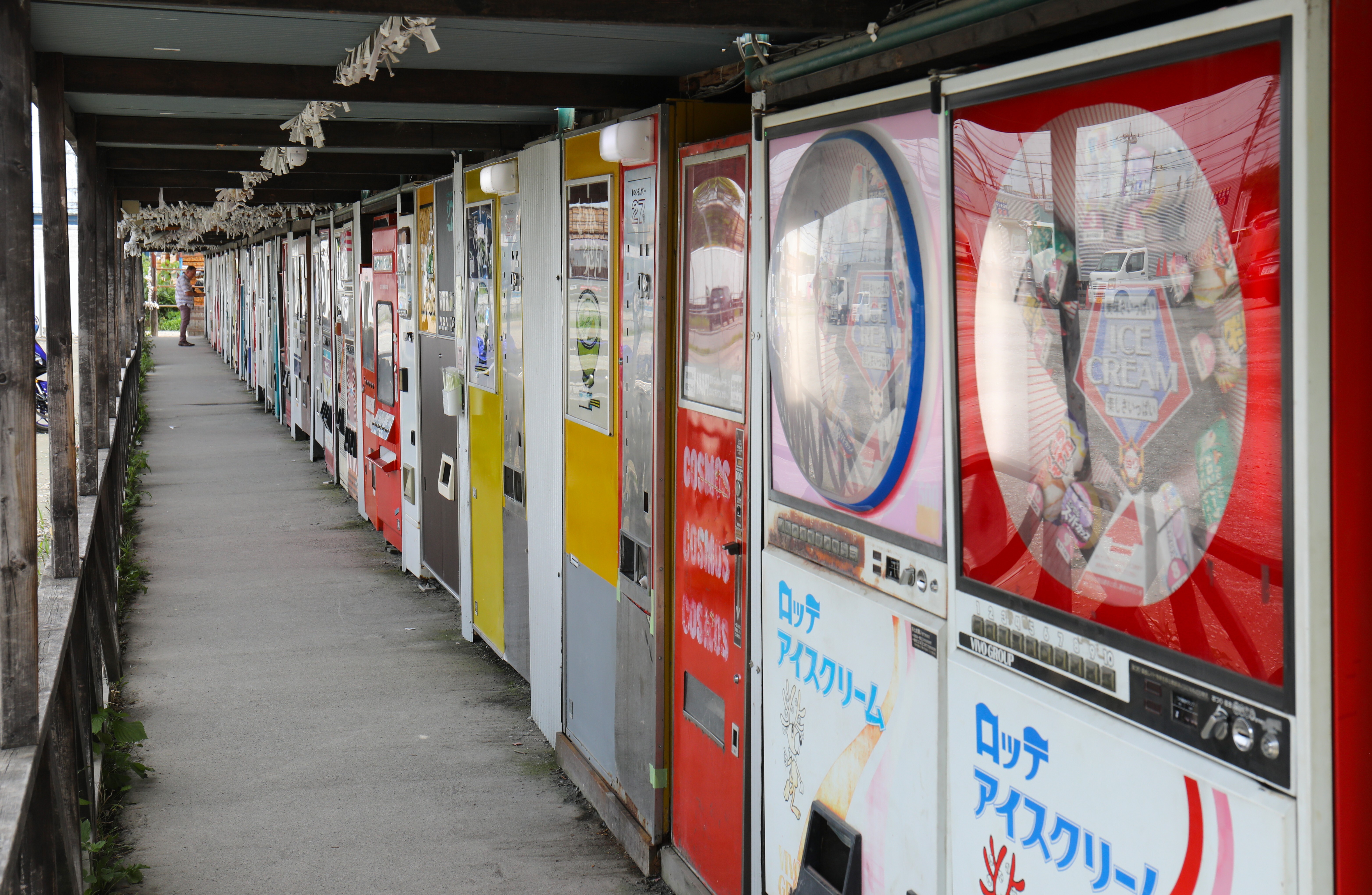 Japońskie muzeum automatów vendingowych w Sagamiharze. Artykuł o japońskich automatach vendingowych (maszynach sprzedajcych) jidohanbaiki. Współczesna Japonia.