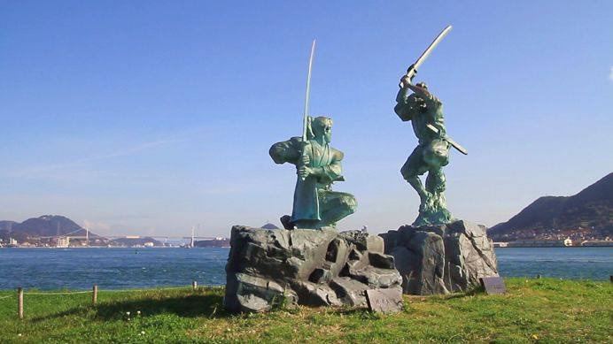 Duel Sasaki Kojiro vs Miyamoto Musashi - sculptures on the Ganryu island Essay about life and work of the greatest of Japanese samurais - Miyamoto Musashi, author of the Book of Five Rings (Go Rin No Sho), philosopher, tactician in Japan, 17th century (and manga and anime based on his life)
