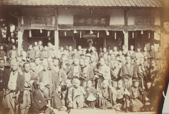 Shinsengumi formation, Japanese samurai history. Article about a famouse samurai fight incident at the Ikedaya inn in Japan's history of late Edo period (the Bakumatsu) and the role of Shinsengumi.