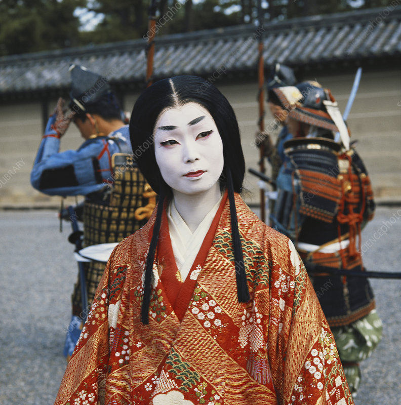 Geisha na festiwalu japońskim. Artykuł, esej o kulturze Japonii. Historia, współczesne oblicze oraz występowanie w japońskiej mandze i anime tematyki festawali japońskich matsuri.