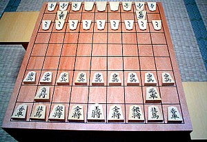 Planasz (szachownica) do gry shogi - japońskie szachy, których mistrzynią jest Karolina Styczyńska. Artykuł o Karolinie Styczyńskiej - polskiej mistrzyni Shogi, która podbiła świat profesjonalnej gry w shogi w Japonii, jako pierwszy na świecie obcokrajowiec.