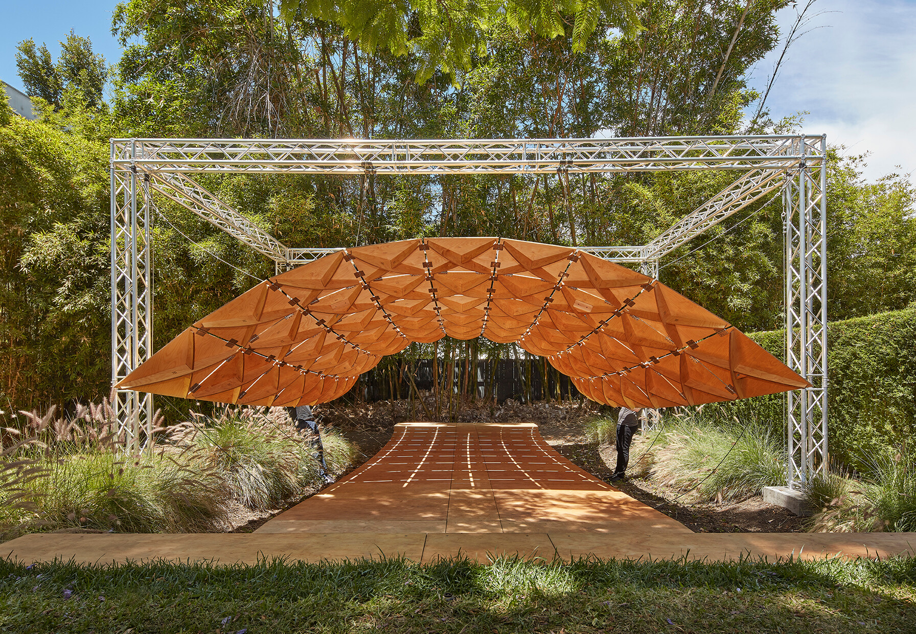 Pawilon origami w Chicago, Skidmore, Owings & Merrill Esej o origami - miejsce origami w kulturze i historii Japonii, historia origami i jego wpływ na filozofię i sztukę. Przykłady origami z japońskich anime i mangi.