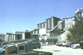 Rafineria na Naoshimie, Japonia. Artykuł o japońskiej wyspie sztuki Naoshima, na której można podziwiać japońską sztukę współczesną, Yayoi Kusama, Tadao Ando i innych. Muzeum Benesse Corporation na Naoshimie.