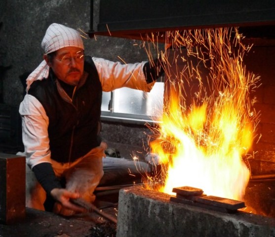 How to craft a katana, for Japanese samurais. Essay about the Japanese sword katana - the history, structure, meaning, symbolism of katana in samurai Japan (history of samurais and Japan)