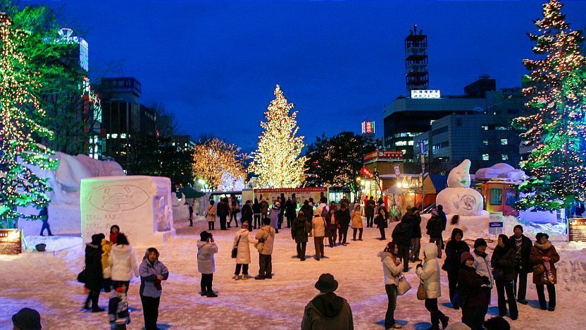 Snow festival cyzli śnieżne / zimowe festiwale są bardzo popularne w Japonii, często na Hokkaido. Artykuł, esej o kulturze Japonii. Historia, współczesne oblicze oraz występowanie w japońskiej mandze i anime tematyki festawali japońskich matsuri.