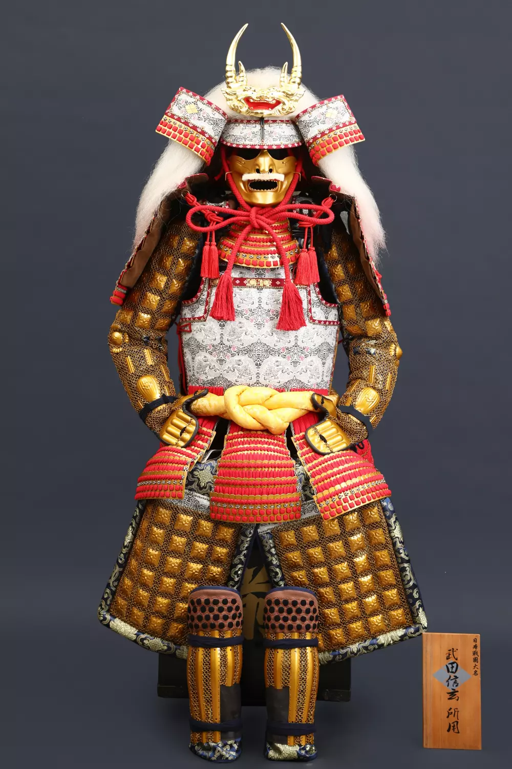 Elementy złote w zbroi samuraja świadczyły o jego statusie. Japonia - historia i kultura. Esej o zbroi samurajów średniowiecznej Japonii - budowa zbroi, funkcje elementów, znaczenie dla statusu samuraja. Historia od okresu Kamakura, przez Azuchi-Momoyama, aż po Edo i  Meiji.