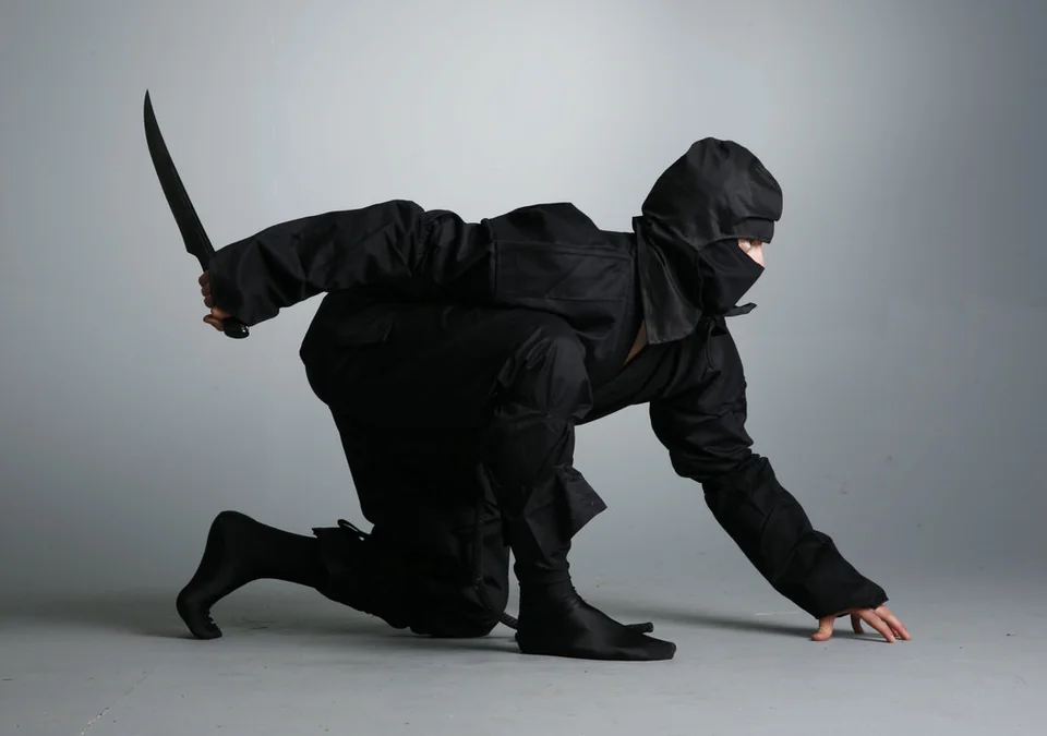 Ninja, skradający się, shinobi, Japonia Artykuł o tym, kim na prawdę byli Ninja średniowiecznej Japonii (od okresu Heian po Edo). Czym jest ninjutsu, filozofia ninja? Jak przedstawieni oni zostali w japońskich mangach i anime?