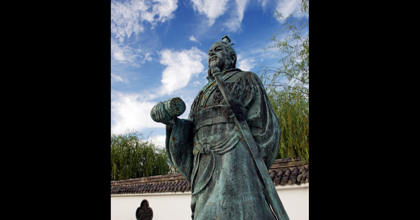 Japoński pomnik Sun Tzu. Jakie umiejętności miał japoński samuraj? Jakie sztuki walki opanował, jaką literaturę i filozofię znał, jakie wartości wyznawał? Jak wyglądało szkolenie samuraja w czasach Sengoku i Edo? Historia Japonii.