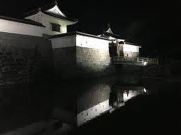 Zamek Sunpu, tu mieszkał syn shoguna Ieyasu Tokugawy, który zginął od katany Muramasy. Esej o japońskich mieczach (katanach) Muramasy. Przeklęte katany i zagrożenie dla rodu Tokugawa w historii Japonii. Legendy japońskie o przeklętych katanach produkcji Muramasy.