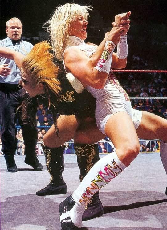 Bull Nakano daje w kość Alundrze Blayze na Big Egg Wrestling Universe w Tokyo Dome 1994 Artykuł o japońskiej wrestlerce WWF (WWE) z lat 90-tych: Bull Nakano (Keiko Nakano), która weszła do Hall of Fame WWE w 2024.