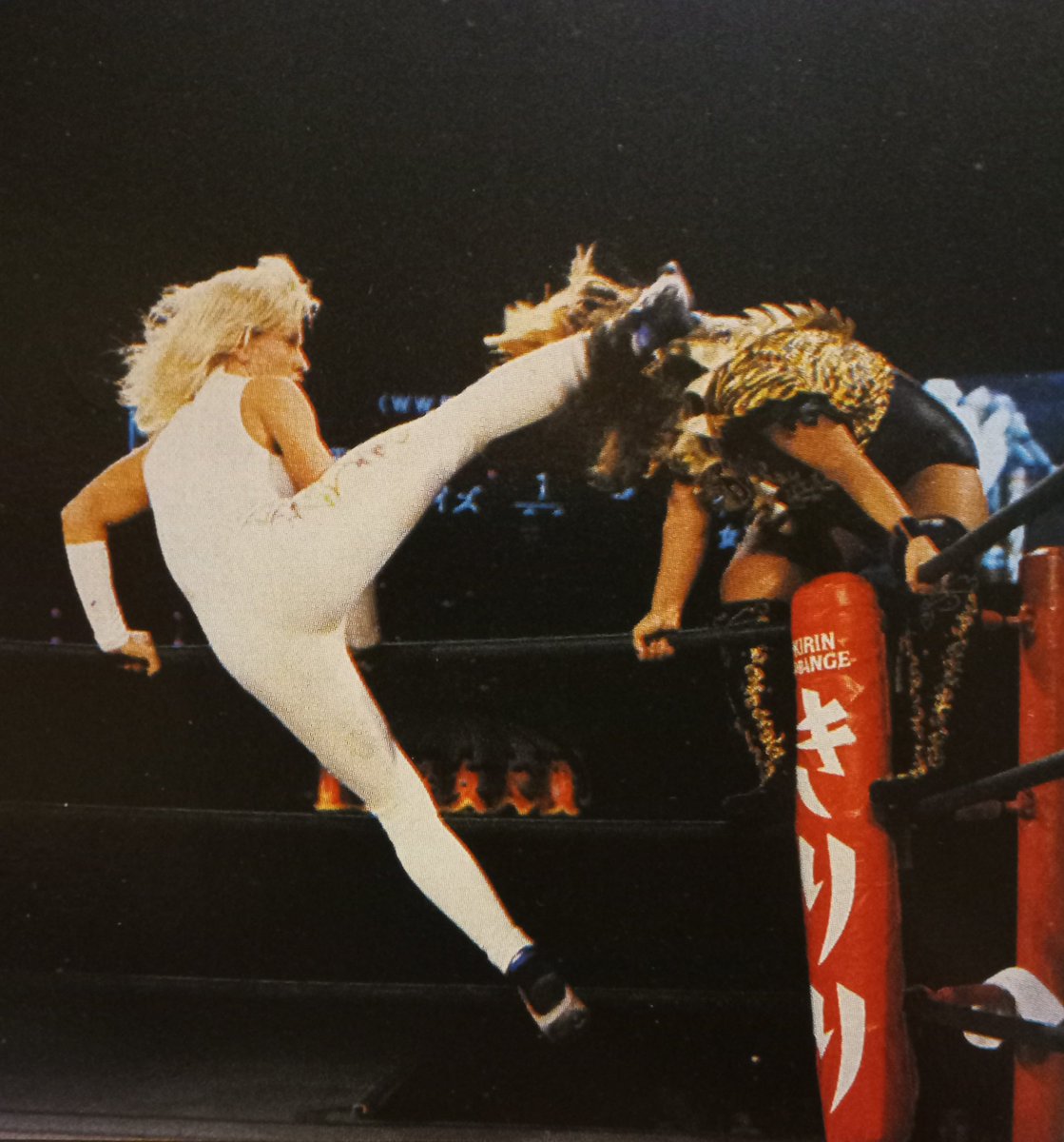 Alundra Blayze daje z kopa Bull Nakano, lata 90-te. Big Egg, Tokyo Dome. Artykuł o japońskiej wrestlerce WWF (WWE) z lat 90-tych: Bull Nakano (Keiko Nakano), która weszła do Hall of Fame WWE w 2024.