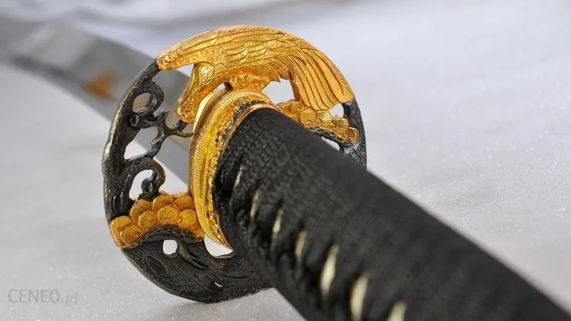 Katana ze zdobioną tsubą, Japonia, broń samuraja. Esej / asrtykuł o Tsuba - sztuce rzemieślniczej wytwarzania osłon rękojeści mieczy katana. Rola Tsuby w historii i wykorzystanie tego motywu w japońskich