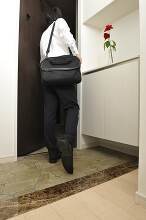 The Man Who Plays Himself — the Psychology of the Japanese “Shujin” Dilemma: Host or Prisoner? One word: “shujin.” Written as 主人, it means a husband and the “master/host of the house”; as 囚人, it means a prisoner. This article shows how, in Japan, roles can protect and confine at the same time—through language, the psychology of the interdependent self, seken, and the prose of Akutagawa, Dazai, and Yoshimoto Banana.