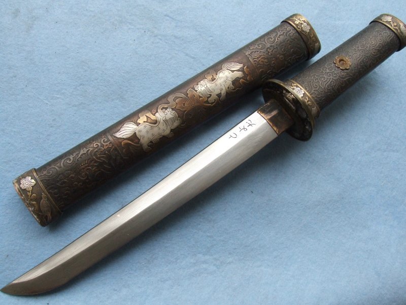 Nóż tanto, którym popełniali samuraje rytualne samobójstwo: seppuku. Esej o tradycyjnym samobójstwien honorowym w Japonii - seppuku i hara-kiri. Historia honorowych samobójstw seppuku wśród samurajów średniowiecznej Japonii.