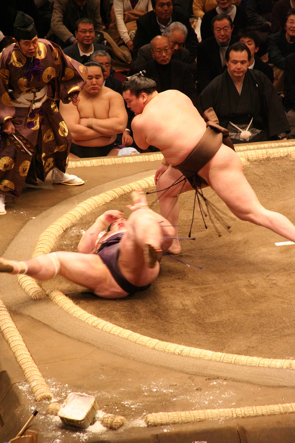 Mecze sumo są dynamiczne, Japońska sztuka walki sumo i jej historia. Esej o japońskim sporcie / sztuce walki: sumo. A także historia największego rikishi sumo - Raidena Tameemona. Historia Japonii.
