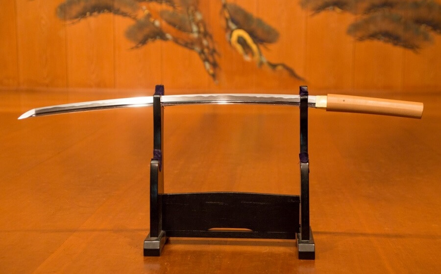 Katana Muramasy na wystawie muzealnej w Japonii. Esej o japońskich mieczach (katanach) Muramasy. Przeklęte katany i zagrożenie dla rodu Tokugawa w historii Japonii. Legendy japońskie o przeklętych katanach produkcji Muramasy.