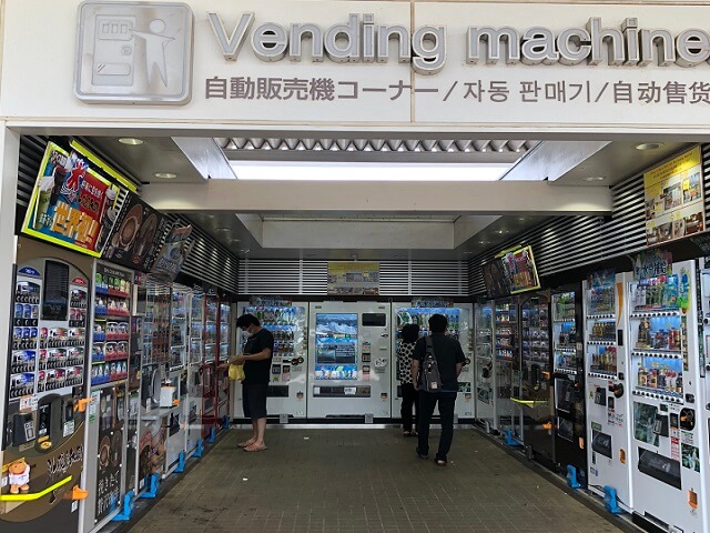 Muzeum maszyn vendingowych w Tokyo (Vending Machine Corner) Artykuł o japońskich automatach vendingowych (maszynach sprzedajcych) jidohanbaiki. Współczesna Japonia.