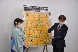 Turniej shogi w Japonii, w którym brała udział Karolina Styczyńska. Artykuł o Karolinie Styczyńskiej - polskiej mistrzyni Shogi, która podbiła świat profesjonalnej gry w shogi w Japonii, jako pierwszy na świecie obcokrajowiec.