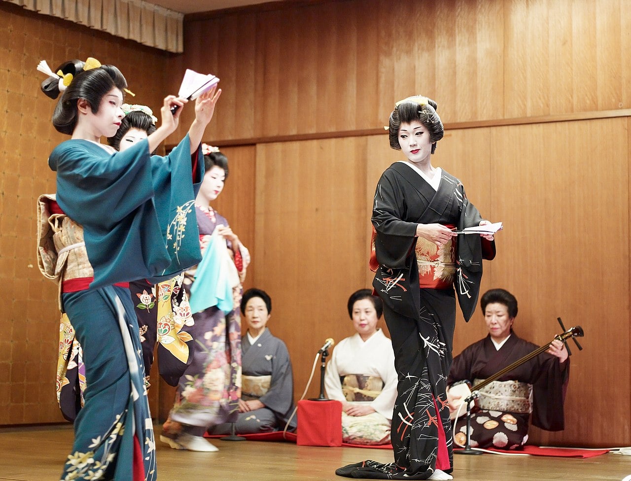 Article (essay) on japanese culture - geisha Geisha performance, Japan