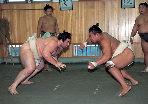 Treningi sumo dla młodego Raidena Tameemona, Japonia. Esej o japońskim sporcie / sztuce walki: sumo. A także historia największego rikishi sumo - Raidena Tameemona. Historia Japonii.
