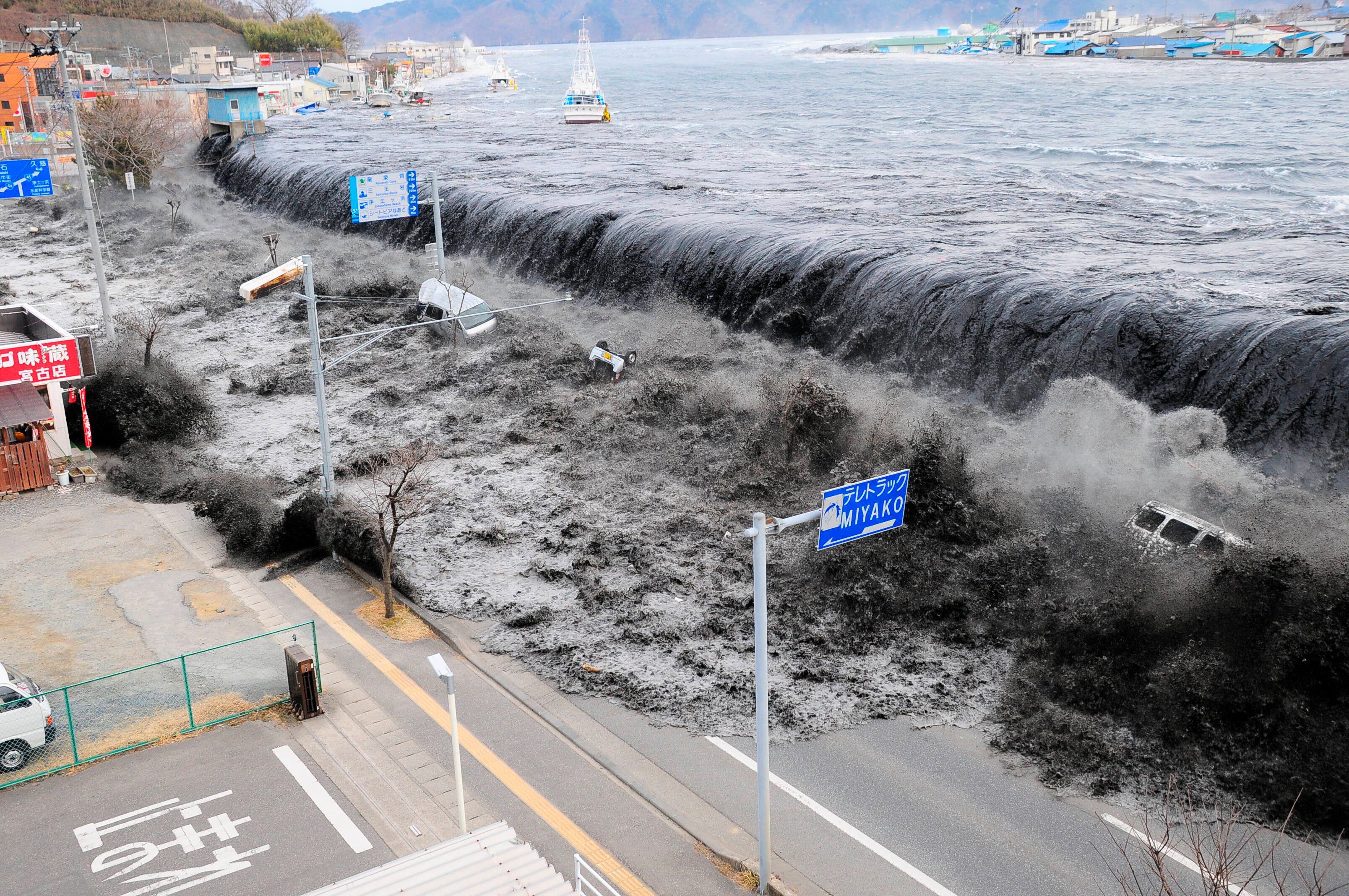 Katastrofa tsunami, Japonia. Artykuł o współczesnej kondycji Japonii. Jak Japonia z kraju nowoczesnego i futurystycznego, potęgi gospodarczej stała się krajem podyupadłym, w stagnacji, inercji i z ponurymi perpektywami społeczno-demograficznym?
