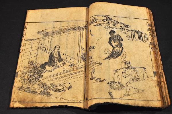 Ukiyo-zōshi – książeczki „płynącego świata”. Najbliżej prawdziwego życia zwykłych ludzi w Japonii Edo Ukiyo-zōshi, książeczki ‘płynącego świata’, były najbliższą codzienności formą literatury Japonii Edo. Opowiadały o życiu mieszczan, ich miłościach, pieniądzach i ulotnych chwilach – z humorem, ironią i dokumentalnym detalem, którego próżno szukać w innych źródłach epoki.