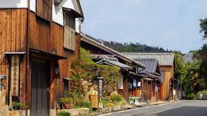 Honmura - wioska w stylu Edo na Naoshimie w Japonii. Artykuł o japońskiej wyspie sztuki Naoshima, na której można podziwiać japońską sztukę współczesną, Yayoi Kusama, Tadao Ando i innych. Muzeum Benesse Corporation na Naoshimie.