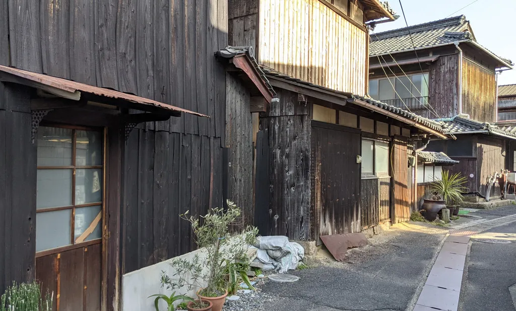 Honmura - sztuka współczesna w domach w stylu Edo, Japonia, Naoshima. Artykuł o japońskiej wyspie sztuki Naoshima, na której można podziwiać japońską sztukę współczesną, Yayoi Kusama, Tadao Ando i innych. Muzeum Benesse Corporation na Naoshimie.