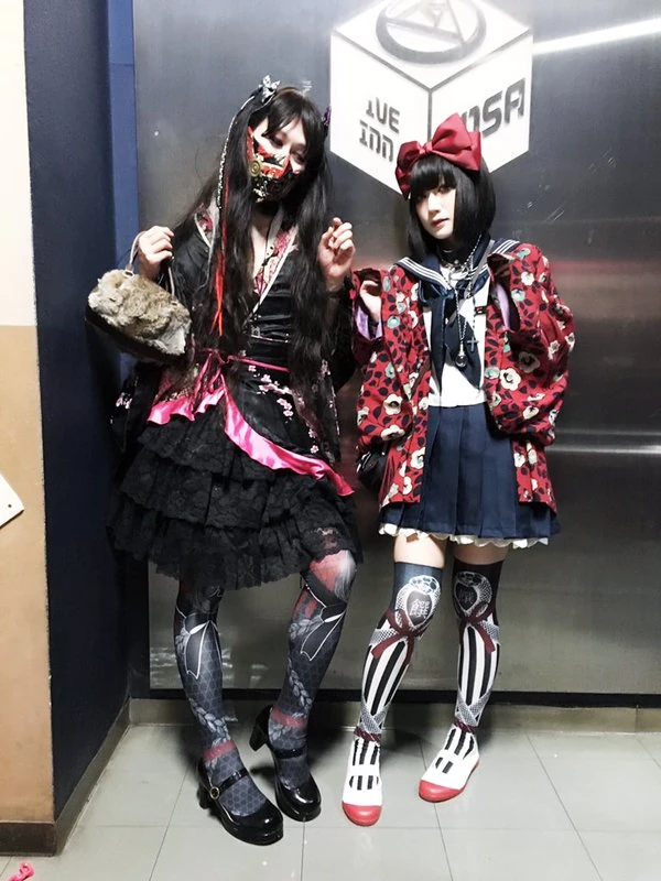 Visual Kei, Harajuku fashion. Article about modern Japn, Tokyo - fashion styles of Harajuku, such as Gyaru, Kawaii, Visual Key, Lolita, Gurokawa and others.