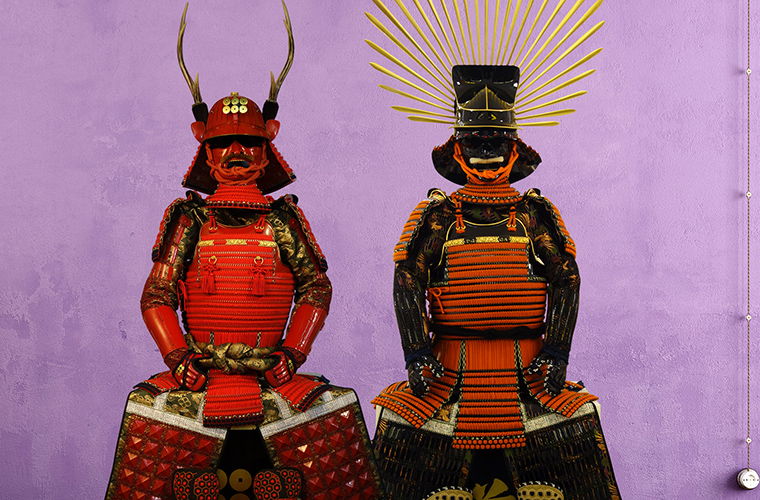 Zróżnicowanie wyglądu zbroi samurajów - historia Japonii. Esej o zbroi samurajów średniowiecznej Japonii - budowa zbroi, funkcje elementów, znaczenie dla statusu samuraja. Historia od okresu Kamakura, przez Azuchi-Momoyama, aż po Edo i  Meiji.