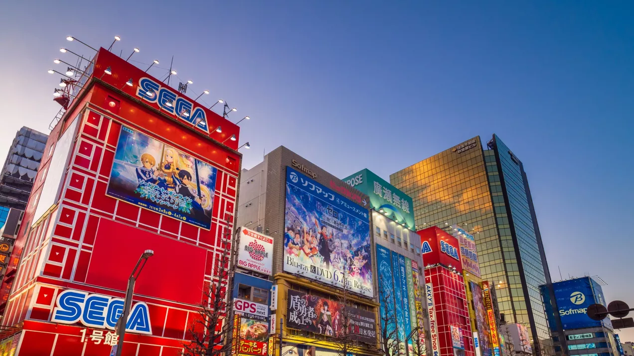 Akihabara w dzień, Tokio - budynki centrów retro gamingowych, SEGA. Artykuł o dzielnicy Akihabara w Tokio - stolicy japońskiem mangi i anime, retro gamingu, maid cafe - czyli stolicy świata otaku.