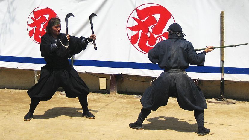 Ninja walczyli często rolniczymi narzędziami Artykuł o tym, kim na prawdę byli Ninja średniowiecznej Japonii (od okresu Heian po Edo). Czym jest ninjutsu, filozofia ninja? Jak przedstawieni oni zostali w japońskich mangach i anime?