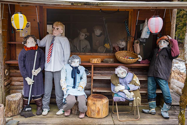 Nagoro, wioska lelk w Japonii, genkai shuraku i wyludnienie wsi w Japonii. Artykuł o współczesnej Japonii - genkai shuraku czyli problem znikających, dyludniających się wsi, ghost towns, ghost villages. Miasta i wsie duchów.