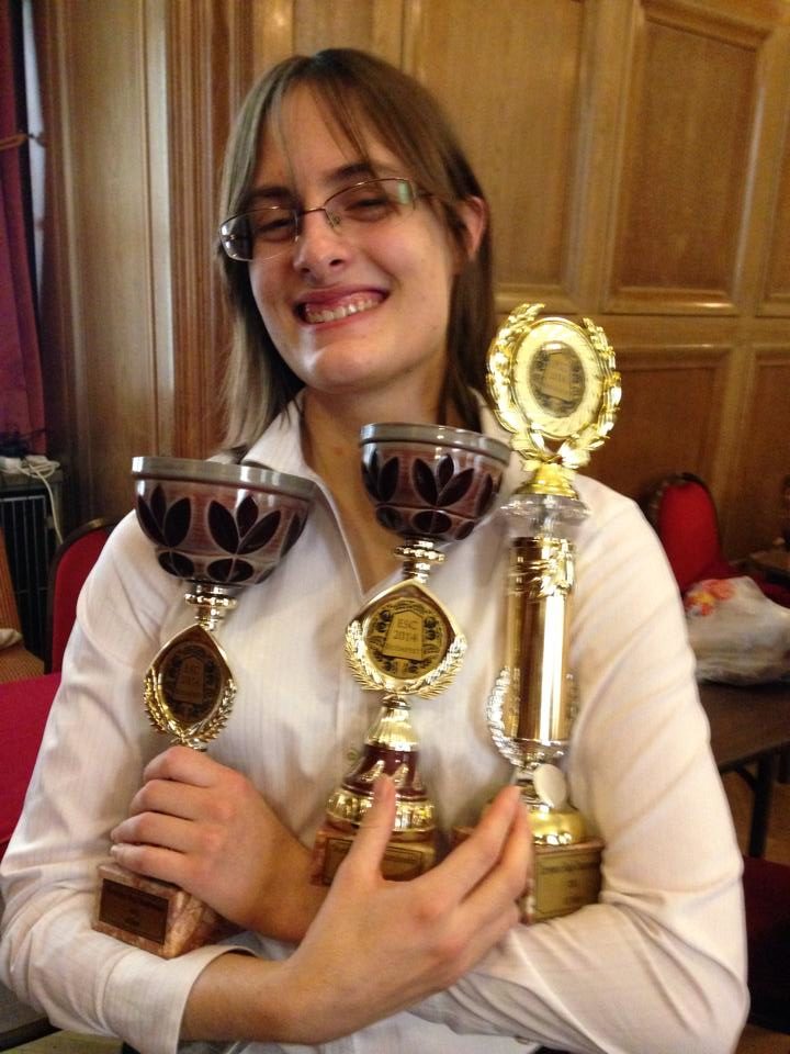Karolina Styczyńska z trofeami z turniejów japońskichw shogi. Artykuł o Karolinie Styczyńskiej - polskiej mistrzyni Shogi, która podbiła świat profesjonalnej gry w shogi w Japonii, jako pierwszy na świecie obcokrajowiec.