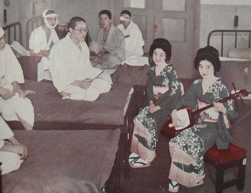 Japanese culture - article (essay) Geishas playing music for war veterans
