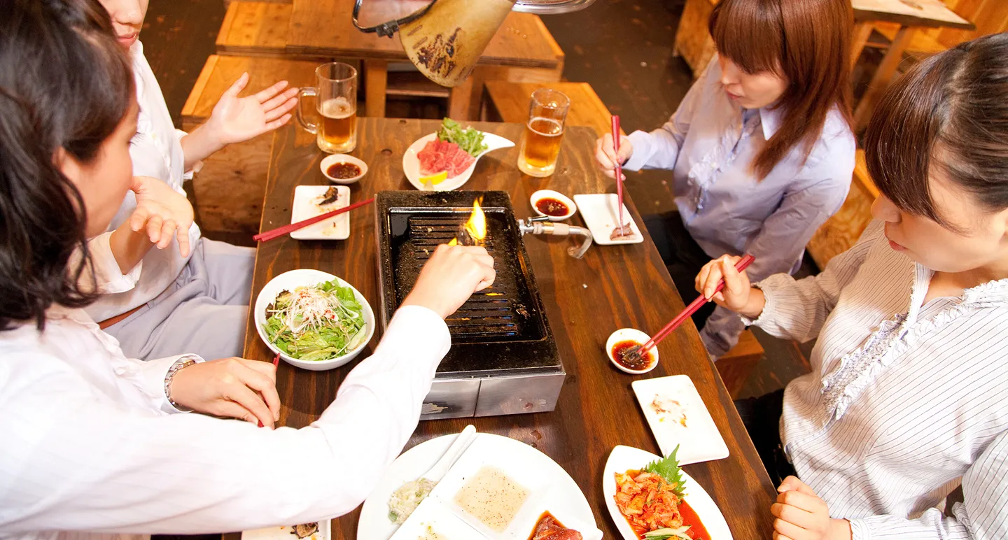 Nie po imieniu – jak Japończycy naprawdę mówią do siebie na co dzień Dlaczego w Japonii rzadko woła się ludzi po imieniu? Artykuł o nazwiskach, -san, sensei, firmowych tytułach i tym, jak język odsłania hierarchię relacji.