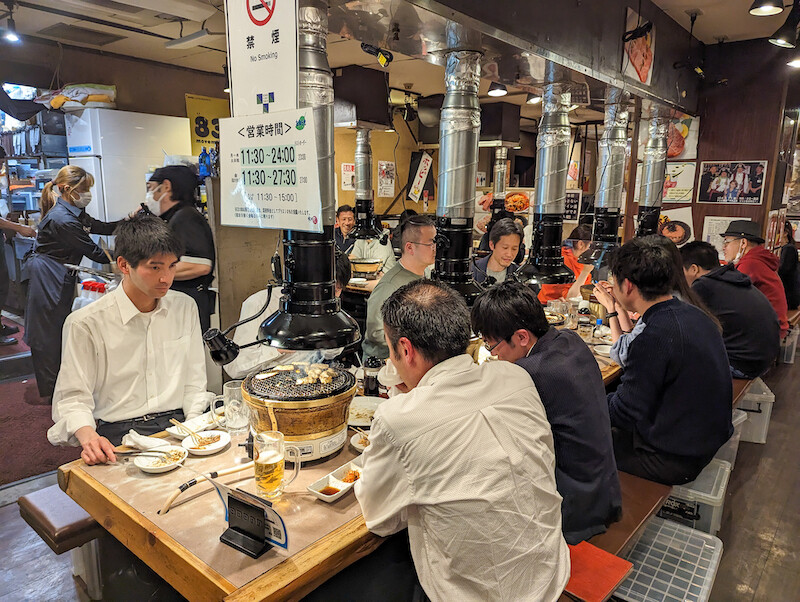 Nie po imieniu – jak Japończycy naprawdę mówią do siebie na co dzień Dlaczego w Japonii rzadko woła się ludzi po imieniu? Artykuł o nazwiskach, -san, sensei, firmowych tytułach i tym, jak język odsłania hierarchię relacji.