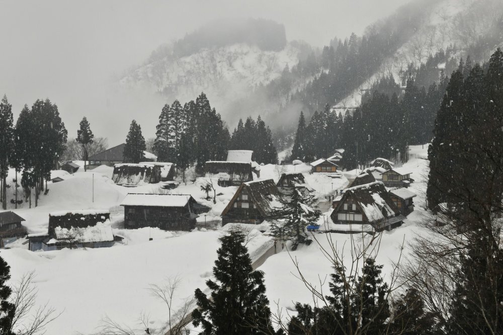 Japońska pora roku „usui”: dokoła lodowaty mróz, w sercu oddech wiosny Usui (雨水) – „Woda deszczowa” – to japońska pora przejścia, gdy zima jeszcze trzyma, a pod śniegiem zaczyna pracować wiosna. Esej o sekki, mikrosezonach i wrażliwości na zmianę, czytany przez waka i hokku oraz zimowy dzień w Przasnyszu.
