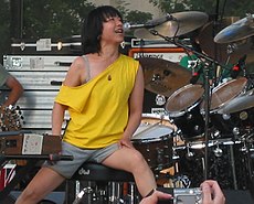Yoshimi P-We - perkusistka i wokalista zespołu the Boredoms. Artykuł o japońskim zespole muzyki eksperymentalnej (noise art, psychodela i punk rock) - The Boredoms z Osaki, Japonia. Historia zespołu the Boredoms oraz jego twórców: Yamantaka Eye, Yoshimi P-We, Hira, Seiichi Yamammoto, Kazuya Nishimura, Shinji MAsuko.