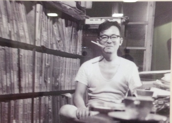 Młody Shiberu Mizuki, mangaka i autor GeGeGe no Kitaro. Artykuł o legendzie ja-pońskiej mangi - Shiberu Mizuki - autorze GeGeGe no Kitaro, Showa: Japan's History, czy Akuma-Kun. Życie po traumie II Wojny Światowej i twórczość antywojenna i o japońskiej mitologii (yokai).