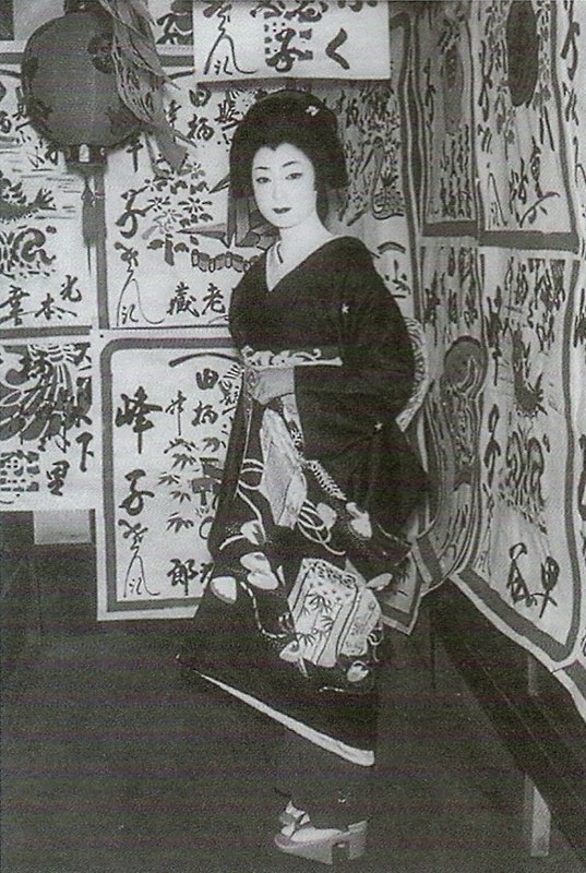 Mineko Iwasaki as a fresh geiko, Kyoto, Japan 60s. Article about 20 century most famous geisha Mineko Iwasaki. Geishas as artisans and keepers of Japanese culture and tradition. Mineko Iwasaki standing against Arthur Golden regarding defamation case in Memoirs of Geisha.
